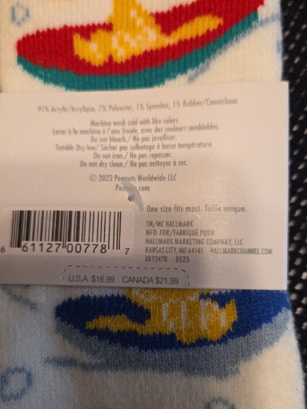 Peanuts NWT Crew Socks with Woodstock Sledding - Picture 4 of 5
